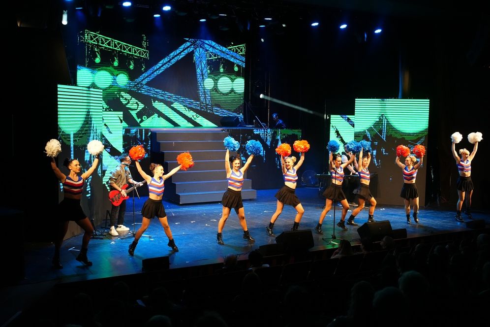 A Valahol Amerika – Bon-Bon 30 című musical az Erkel Ferenc Művelődési Központban 