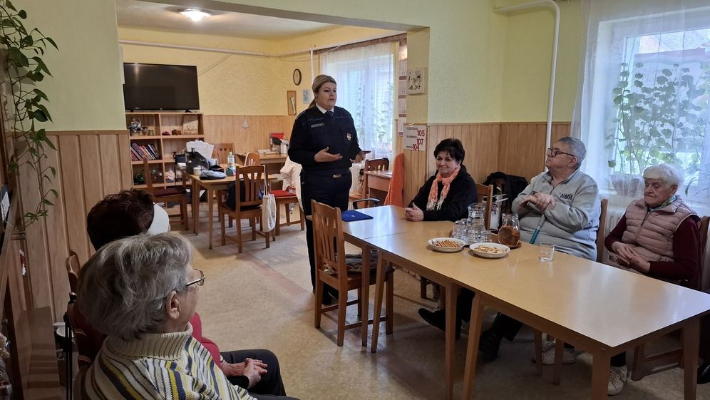 Az „unokázós csalások” veszélyeire hívta fel az idősek figyelmét a vármegyei rendőr-főkapitányság munkatársa