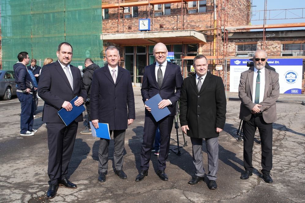 A gyulai vasútállomás felújítási munkálatait ismertető sajtótájékoztató