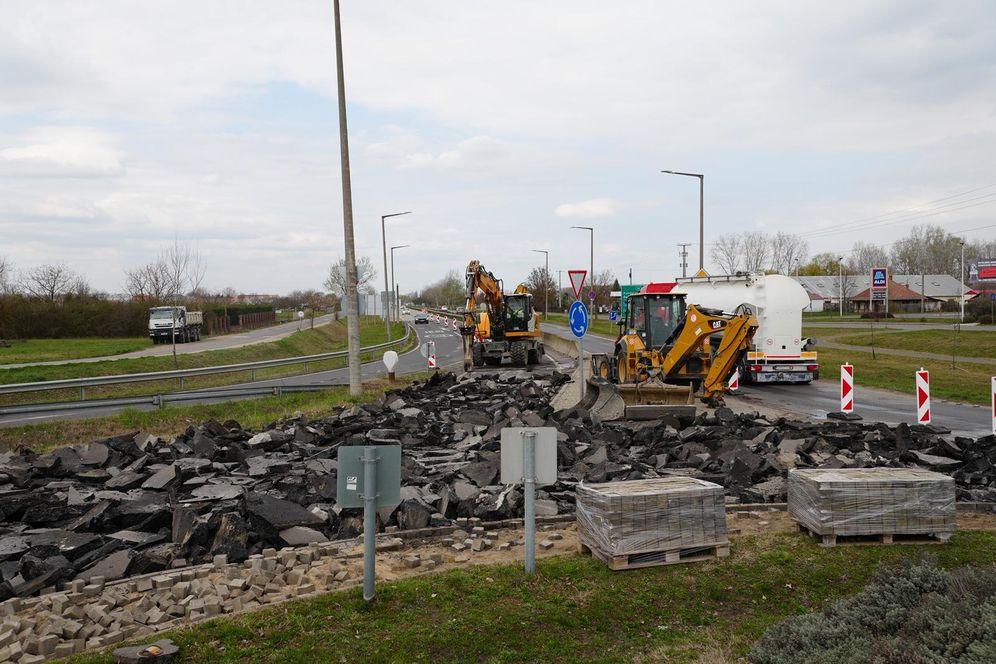 Megkezdődött a Csabai úti körforgalom felújítása