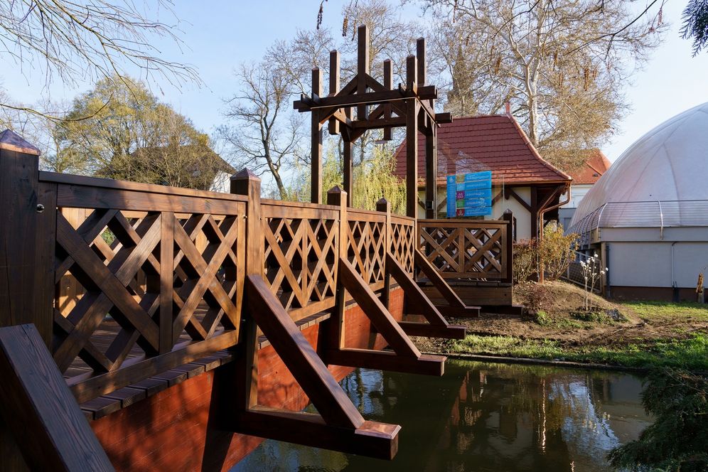 Saját forrásból újraépült a Gyulai Várfürdő fahídja, amely egykor a régi békési Csókhíd mintájára készült 