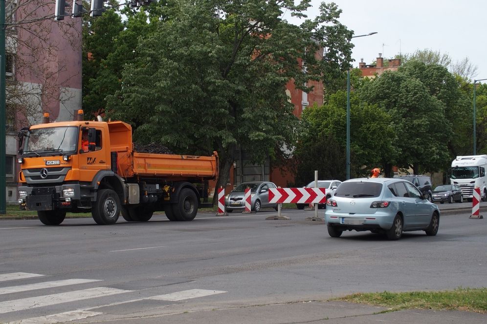 Aszfaltozás a Vértanúk útján 