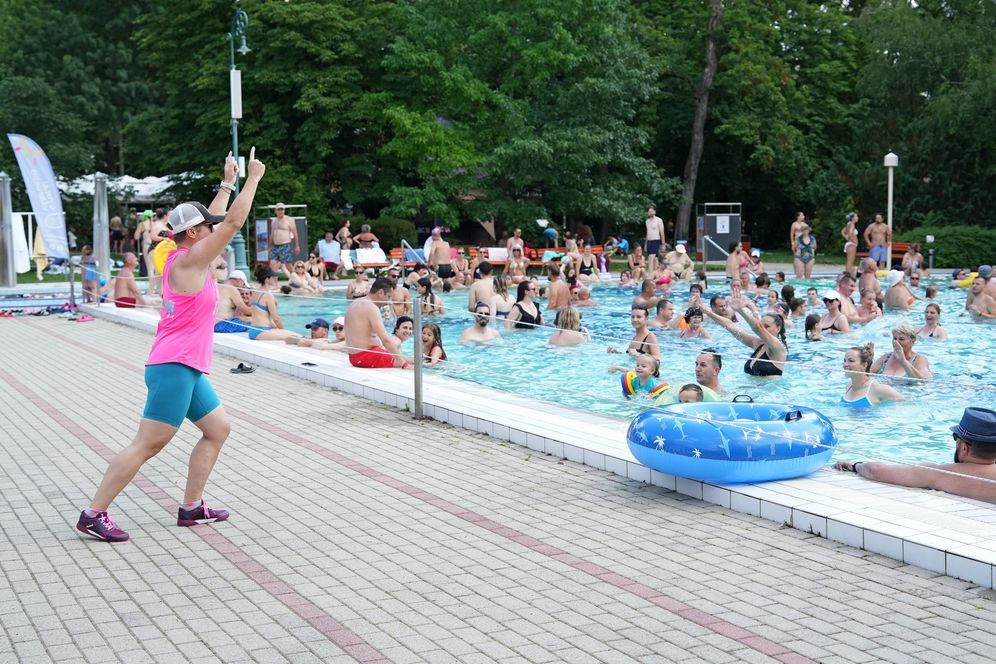 Csúszdás medencepartival és aqua zumbával is várták a vendégeket a Gyulai Várfürdőben