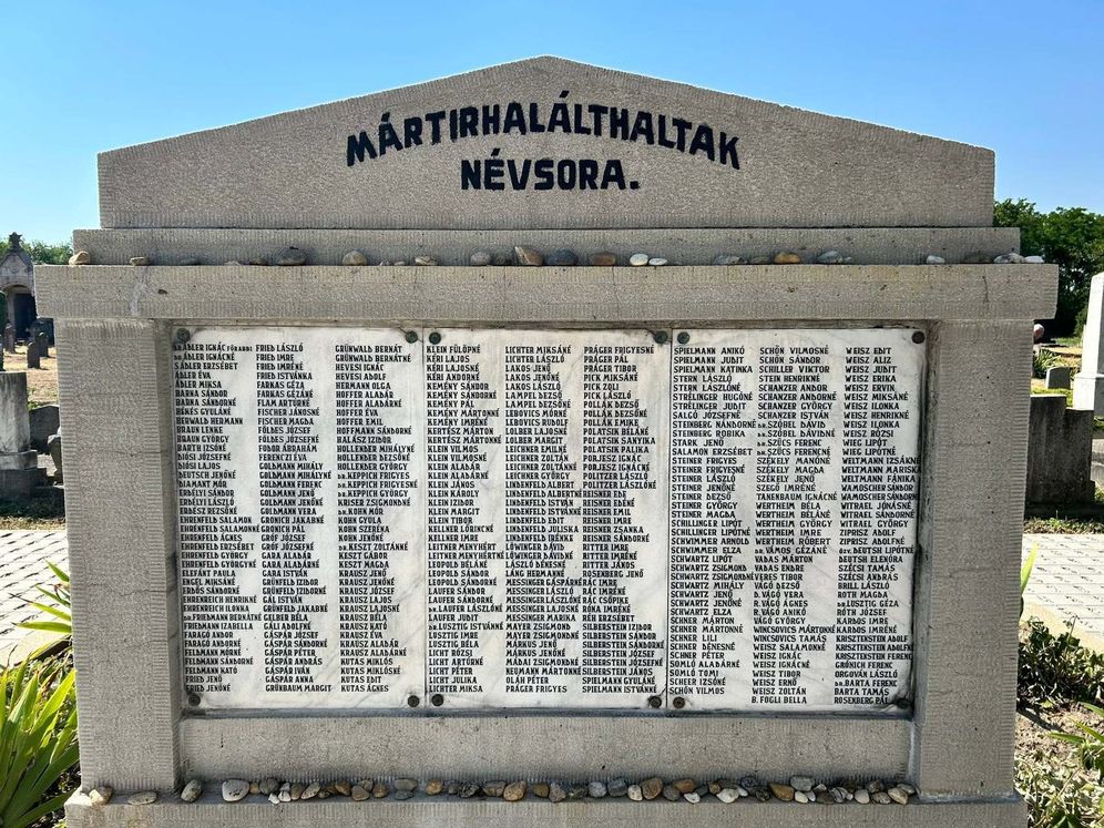 A városvezetés külön rótta le kegyeletét a gyulai zsidó áldozatok emléke előtt