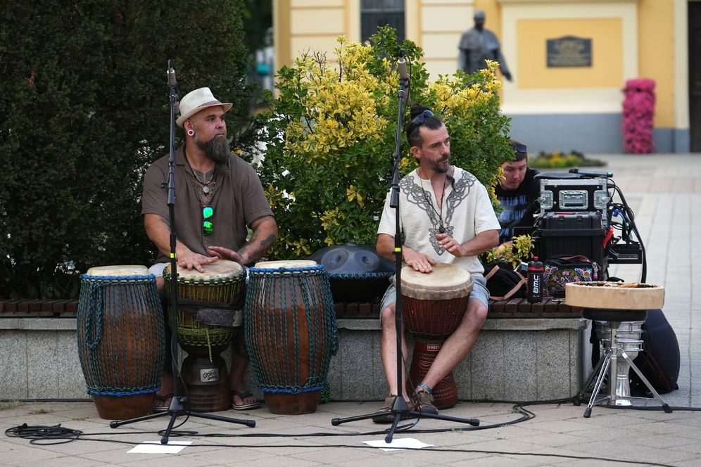 A Rózsaszirom Hastánciskola bemutatója a Harruckern téren - közreműködtek a Boa Shamanica dobosai és zenészei