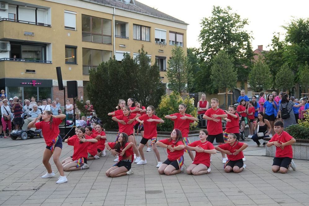 Az Energy Dance Cool Tánciskola táncbemutatója a Harruckern téren