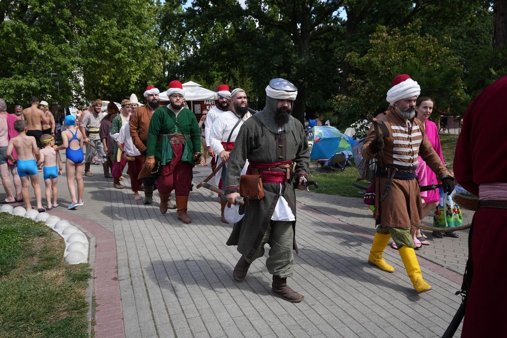Portyázó török martalócok, Tata várának seymenjei a Gyulai Várfürdőben