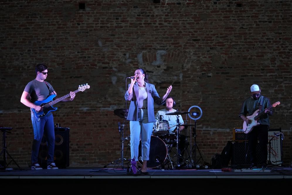 Zséka élőkoncert a Rondella terasznál