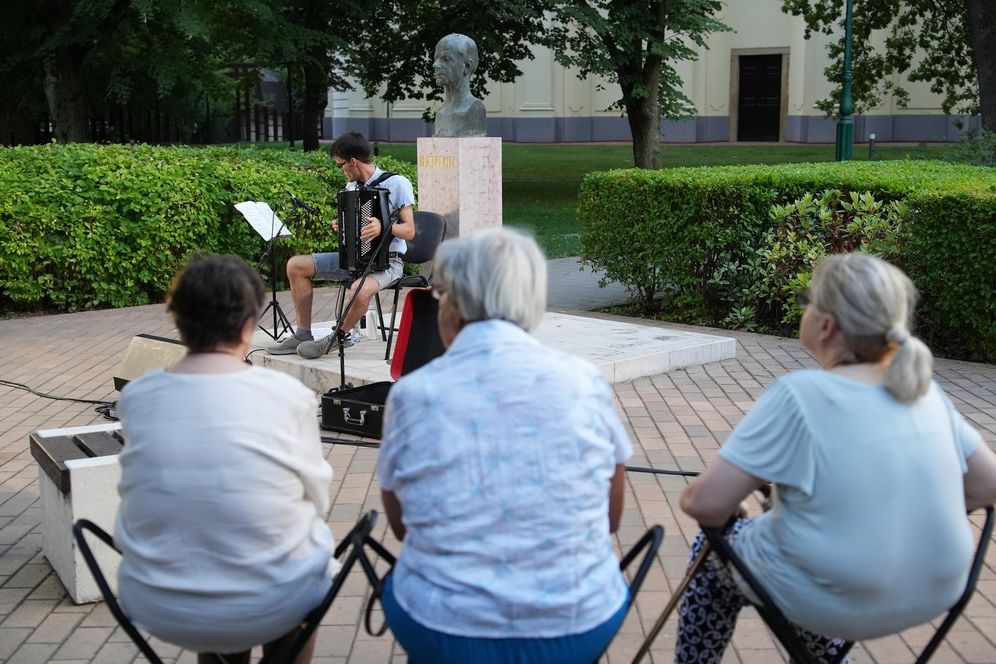 Tóth Márton harmonikakoncertje a Szent Miklós parkban