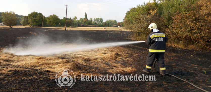 A bicerei tanyáknál szalmabála és a száraz fű gyulladt ki