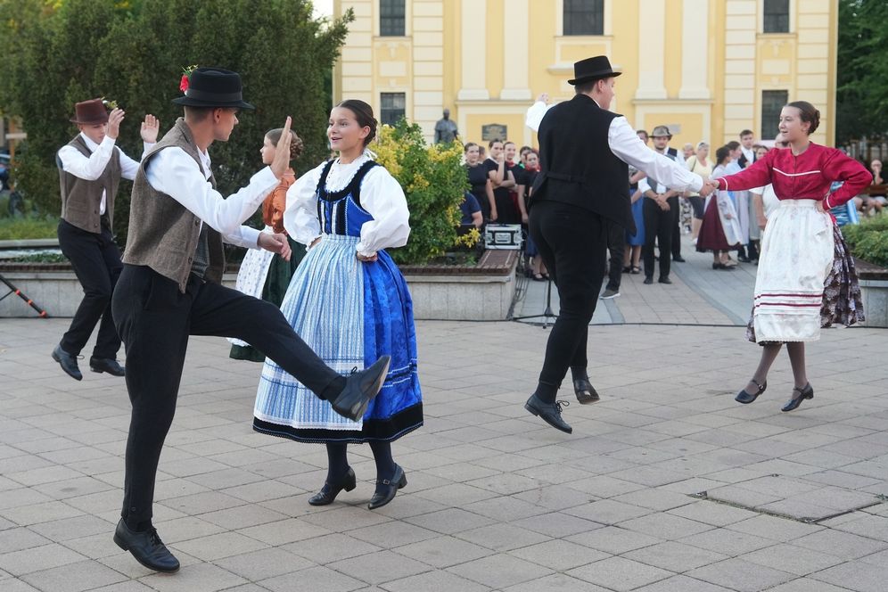 A Végvár Táncegyüttes bemutatója a Harruckern téren