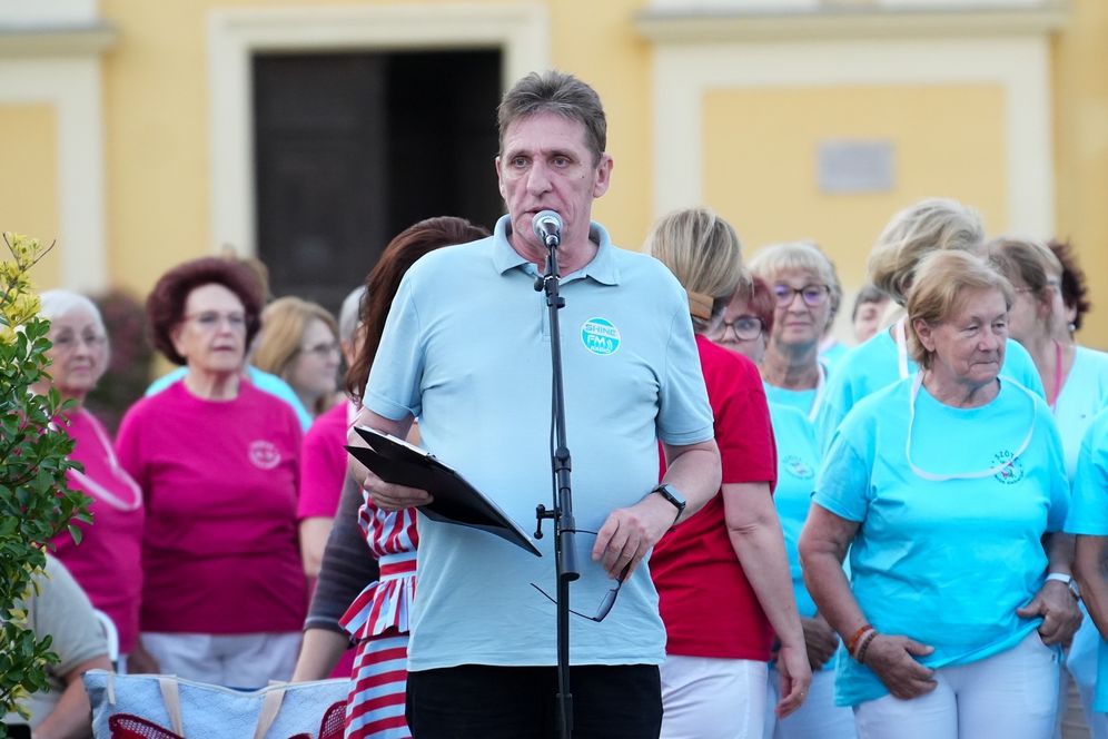Szeniorok táncbemutatója a Harruckern téren