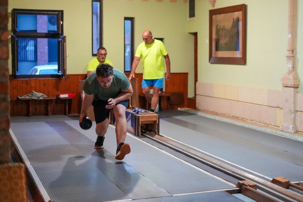 A Szabó Legények és az Inni Kék párharca a városi tekebajnokságon 
