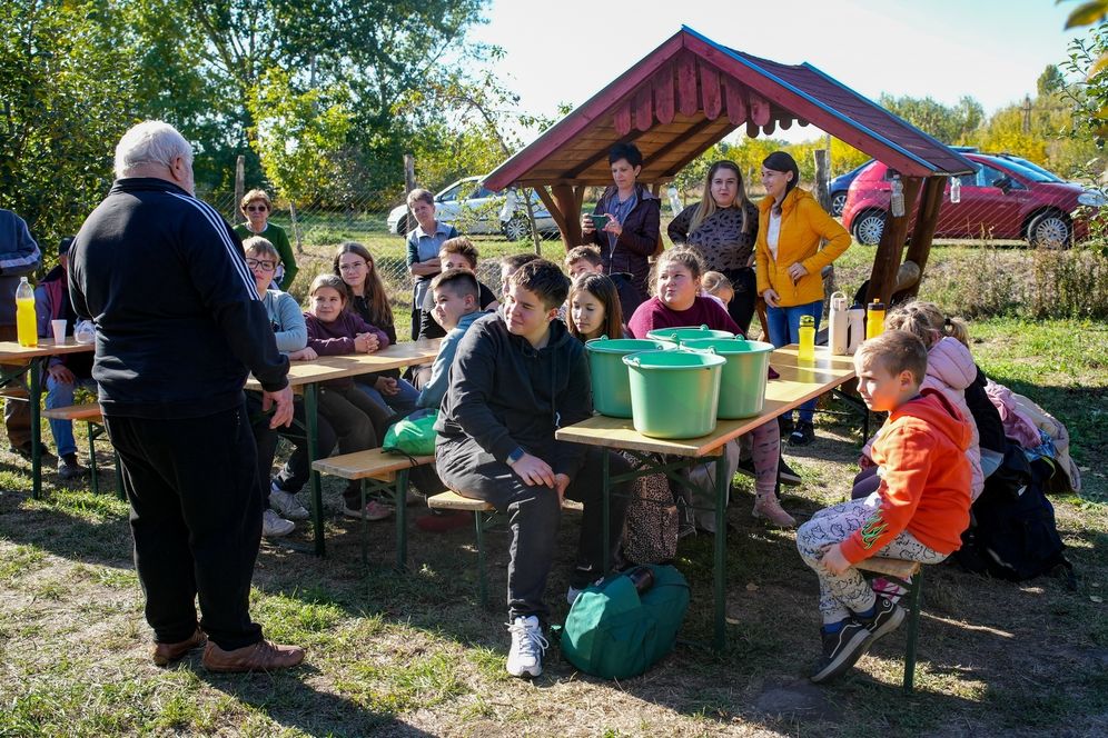 Gyulai Gazda és Polgári Egyesület: Gyümölcsfák meszezése a Tündérkertben a Bay Zoltán Általános Iskola diákjaival