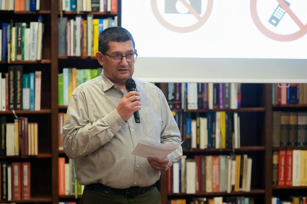A „no stress” hazájáról mesélt Csomos Imre a gyulai könyvtárban